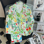 Pidžaama naiste siidist pikkade varrukatega pidžaama pidžaama &uuml;likond, lilledega tr&uuml;kitud Kvaliteetne j&auml;&auml;siidi, saab kanda ka v&auml;ljaspool kodu Pidžaamad M