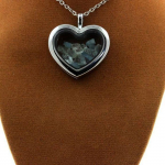 Pierres et Min&eacute;raux. Collier Aigue-Marine brut. Mod&egrave;le coeur.