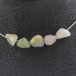 Pierres et Min&eacute;raux. Collier 5 perles B&eacute;ryl Morganite du Br&eacute;sil. Chaine en acier inoxydable Collier femmes, hommes. Taille personna roosa