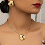 Moekas kaelakee ja k&otilde;rvar&otilde;ngaste komplekt kuld