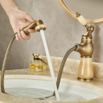 Tuqiu Vannitoasegisti Messing Antiikne Jade Vannitoavalamu Segisti K&uuml;lma ja Kuumavee Segisti Valamukraan Tekile Paigaldatav V&auml;ljat&otilde;mmatav Kraan