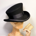 Traditsiooniline Fedora m&uuml;ts Moerihm Kaunistatud lambavildist m&uuml;ts Mustkunstniku m&uuml;ts Unisex Steampunk m&uuml;ts k&otilde;rge m&uuml;tsiga Cosplay riided 1pcs must