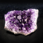 1 tk naturaalne t&ouml;&ouml;tlemata amet&uuml;st kvarts lilla kristall Uruguay amet&uuml;st kristalli kobaras tervendavate kivide n&auml;idis Kodukaunistuse k&auml;sit&ouml;&ouml;, kaunistus 80-100g