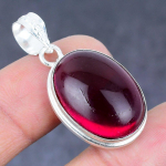 Naturaalsest punasest granaadist k&auml;sitsi valmistatud 925 h&otilde;bedast ripats 1,58 H1Z15