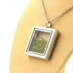 Pierres et Min&eacute;raux. Collier P&eacute;ridot brut. Mod&egrave;le carr&eacute;. Couleur Argent.
