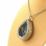 Pierres et Min&eacute;raux. Collier Grenat Tsavorite brut. Mod&egrave;le goutte.