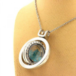 Pierres et Min&eacute;raux. Collier Apatite Paraiba brut. Mod&egrave;le Sablier Sph&eacute;rique.