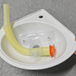 Kompaktne kolmnurkne nurgaseinale paigaldatav valamukapp v&auml;ikestesse ruumidesse, korteritesse v&otilde;i r&otilde;dudele