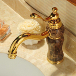 Messingist kuuma ja k&uuml;lma segisti kuldne keraamiline kaunistus jade vannitoasegisti &uuml;he auguga valamusegisti