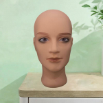 Mees kiilas mannekeenipea m&uuml;tside v&auml;ljapanekuriiul, parukate valmistamise stabiilne alus, sile parukastend, manikeen 04