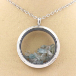 Pierres et Min&eacute;raux. Collier Zircon brut. Mod&egrave;le M&eacute;daillon 30 mm. Couleur Argent.