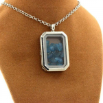 Pierres et Min&eacute;raux. Collier Apatite bleu neon brut. Mod&egrave;le rectangle &agrave; pans coup&eacute;s.