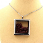 Pierres et Min&eacute;raux. Collier Rubis brut. Mod&egrave;le carr&eacute;. Couleur Argent.