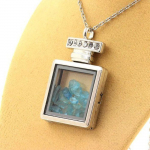 Pierres et Min&eacute;raux. Collier Apatite Paraiba brut. Mod&egrave;le flacon.