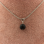 Pierres et Min&eacute;raux. Collier 1 perle Lave 8 mm. Chaine en acier inoxydable. Collier femmes, hommes. Taille personnalisable.