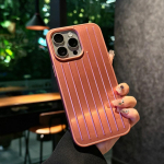 3D Reisikohvri Metallist Sileda Pinnaga Korpus iPhone'ile 17 Pro Max 16 15 14 13 Rimowa Alumiiniumisulamist Tagak&uuml;lje Kaitsekate Kingikarbiga iPhone 16 Pro Max lilla