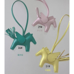 K&auml;sit&ouml;&ouml;na valmistatud nahast Pegasuse v&otilde;tmehoidja v&otilde;lu Ripatsiga Mini Hobune Tupsuga Kott Auto Kaunistus 10cm L x 8cm H gray
