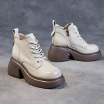 2024. aasta kevad ja s&uuml;gis, uued nahast, paksu p&otilde;hjaga saapad, naiste mood, retro-k&otilde;rgust suurendavad l&uuml;hikesed saapad, naiste 40 beež