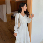 Hepburni stiilis prantsuse valge seelikuga pikkade varrukatega kleit, naiselik v&ouml;&ouml;koht, &otilde;huke ja temperamentne keskmise pikkusega haldjaseelik S valge