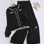 S&uuml;gisene uus naiste vabaaja komplekt, lahtik&auml;iv krae, &uuml;herealine pikkade varrukatega trikotaaž ja k&otilde;rge v&ouml;&ouml;kohaga laia s&auml;&auml;rega p&uuml;kskost&uuml;&uuml;m One Size must