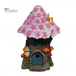 P&auml;ikeseenergialillega katusemaja kujuke, valgustatud muinasjutt P&auml;kapiku maja vaigust kuju skulptuur v&auml;liaed veranda &otilde;ue muru kaunistus lilla