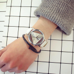 Triangulatsioonikell Luksuslik randmekell naiste kvartsmoe ja p&otilde;hjuslike naiste nahast k&auml;ekellad must