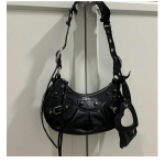 Naiste 25 Uus B Mootorratta Kott: Kaenlaalune neetidega narmad, kolm-&uuml;hes poolkuu volt veisenahast &otilde;la- ja messenger-kott