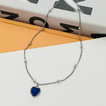 Tundlik emotsionaalne tundlik v&auml;rvimuutus armastuse ripatsiga kaelakee helmestega kett