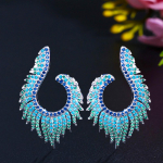 CMM-i suvestiilis pisikesed helesinised kuupmeetrist tsirkooniumoksiidist suured &otilde;&otilde;nsad U-kujulised k&otilde;rvar&otilde;ngad helesinine v&auml;rv