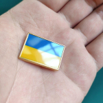 Ukraina Ukraina lipu pross, mis on valmistatud PVC-ga kaetud tsingisulamist materjalist, m&otilde;&otilde;tmetega 2,5 x 1,5 sentimeetrit kullaga 1.5*2.5cm