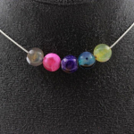 Pierres et Min&eacute;raux. Collier 5 perles Agate craquel&eacute; Fuchsia multicolore 8 mm Chaine en acier inoxydable.