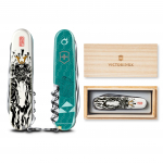 VICTORINOX Sengoku Sumie Climber Ujiyasu Hojo Kawagoe lossi lahingu kollektsioon multifunktsionaalne t&ouml;&ouml;riist spetsiaalses paulownia karbis ehtne 1.3703.7-X18 kariibi roheline v&auml;rv