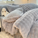 Luksuslik sametist k&uuml;&uuml;likukarvaga voodipesukomplekt - Sisaldab piimasametist voodiseelikut, tekikotti ja flanellist linasid talvise mugavuse jaoks. 1.2m Bed Set (150x200 Duvet) - 3 Pieces