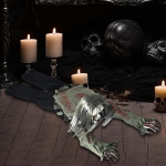 Roomav zombi Halloweeni kaunistus silmadega, kaunistus, &otilde;udne rekvisiit siseruumides kasutamiseks, aadressil Baldhead gray