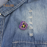 Mehed, naised, emailiga, lilledega pross, rev&auml;&auml;rin&otilde;el Denimk&uuml;bar, &uuml;likond, m&auml;rk, ehted, kaunistus, ilu