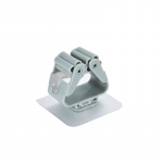 Harjahoidja Harja riidepuu hoiurest Korraldaja klambrid, mis on kinnitatud aiaseinale valge