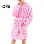 Pehmed salongir&otilde;ivad, v&ouml;&ouml;kohaga seotav kardigan kapuutsiga tr&uuml;kiv&ouml;&ouml;, igap&auml;evane kandmine erinevas stiilis t&uuml;drukutele korallifliisist hommikumantli pidžaama koju 7-8 Years roosa