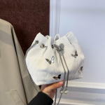 Elegantne naiste pingutusn&ouml;&ouml;riga kopp liblikekett &otilde;lakott Moodne PU &uuml;lemise k&auml;epidemega &uuml;hev&auml;rviline Crossbody kott 16x10x15cm valge