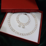 Naiselik looduslik mageveep&auml;rlite kaelakeekomplekt: 8-9mm, Kolmeosaline, kergete defektidega. T&auml;iuslik p&uuml;hadekingitus emale v&otilde;i &auml;mmale. Standard 8-9mm Silver Clasp gray