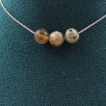 Pierres et Min&eacute;raux. Collier 3 perles Agate Feuille de Bambou 8 mm Chaine en acier inoxydable.