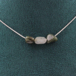 Pierres et Min&eacute;raux. Collier 3 perles Quartz rutile vert du Br&eacute;sil Chaine en acier Collier femmes, hommes. Taille personnalisable.