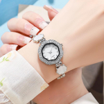 Kerge luksuslik ni&scaron;itemperamendiga teemantidega kaetud mustriga pingutuspael k&auml;ev&otilde;ru, naine kuld