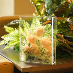 Kohandatud peeglilillega kinkekarp &ndash; akr&uuml;&uuml;list l&auml;bipaistev disain koos korvikaanega