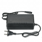 54,6 V 2A elektrilise t&otilde;ukeratta toitelaadija liitiumioonaku laadija 3-haruline sisemine pistik kiire must