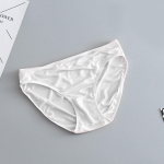 Naiste alusp&uuml;ksid, hingav aluspesu Mooruspuu siidist p&uuml;ksid, naturaalsed alusp&uuml;ksid, mugavad madala v&ouml;&ouml;kohaga S valge