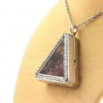 Pierres et Min&eacute;raux. Collier Tourmaline multicolore brut. Mod&egrave;le triangle.