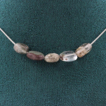 Pierres et Min&eacute;raux. Collier 5 perles Quartz fant&ocirc;me vert du Br&eacute;sil Chaine en acier Collier femmes, hommes. Taille personnalisable.