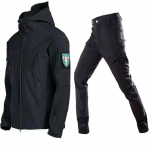 Military Shark Skin Soft Shell &uuml;likonnad meestele taktikalised tuulekindlad veekindlad jakid Meeste armee lahingup&uuml;ksid + meeste kapuutsiga matkamantlid S must