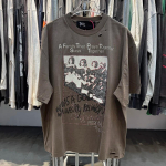 STREETRICH Vintage Trend Koomiksitr&uuml;kk Kristallt&auml;ht PALY Pruun &Uuml;legabariidiline T-s&auml;rk S