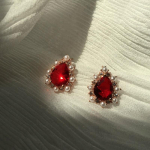 BELLA BOX naiste k&otilde;rvar&otilde;ngad, punased tsirkoonist p&auml;rlid, veetilgad, k&otilde;rvaklapid originaal peenest ehetest, kalliskividest pulmakomplekt punane